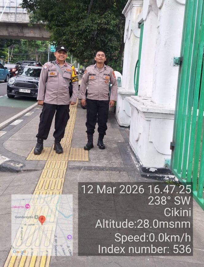 
					Petugas Kepolisian Pantau Keramaian Pasar Takjil Ramadhan di Masjid Cut Mutia
