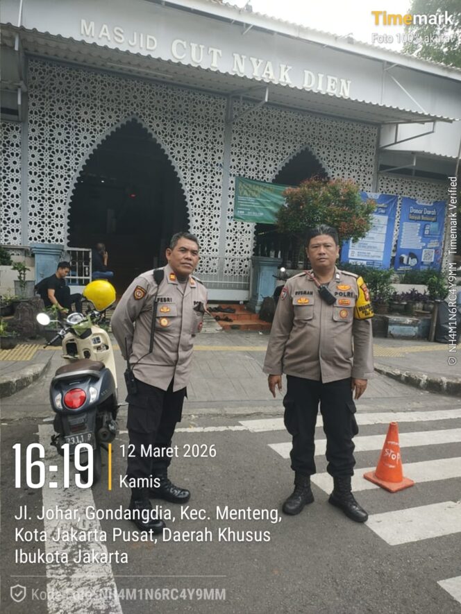 
					Jelang Berbuka, Polsek Metro Menteng Amankan Keramaian Pasar Takjil di Masjid Cut Nyak Dien