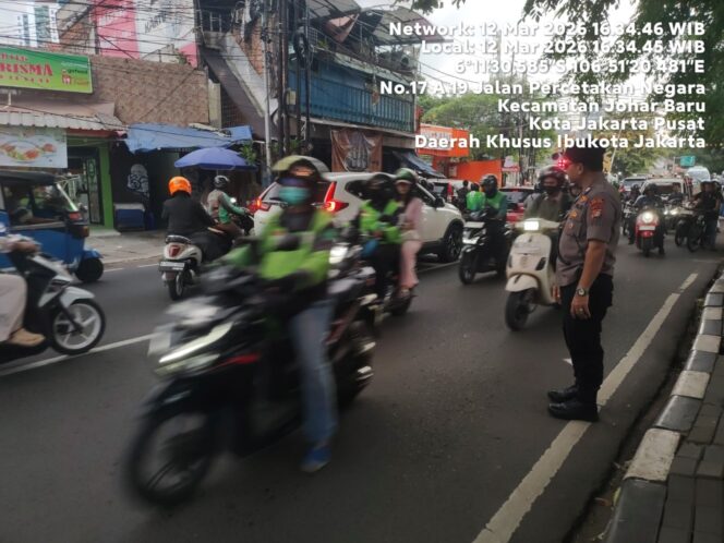 
					Sore Hari, Polisi Atur Lalu Lintas dan Antisipasi Kejahatan di Lintasan Kereta Johar Baru