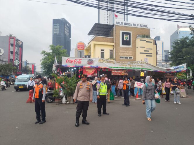 
					Polri Laksanakan Pelayanan dan Pengaturan Arus Lalu Lintas Bazar Takjil Ramadan Hari ke-22 di Pasar Benhil