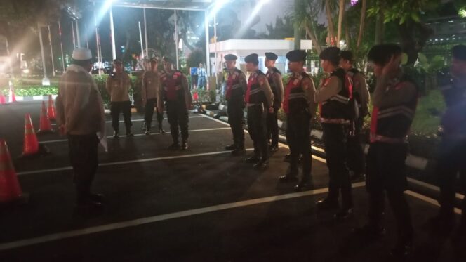 
					Mahasiswa Tronjal-Tronjal Mania Bagi 100 Paket Takjil di Depan Kemenlu, Aksi Berlangsung Kondusif