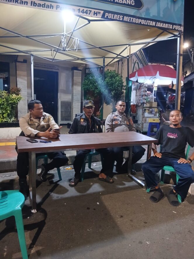 
					Personel Polsek Metro Tanah Abang Bersama Warga Laksanakan Pemantauan di Pos Pantau Ramadhan Kebon Kacang Rw 09 Malam ke-23