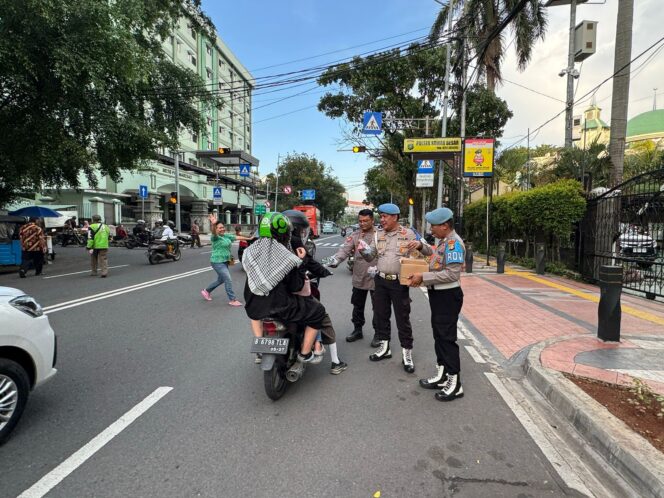 
					Polsek Sawah Besar Bagikan Takjil Gratis untuk Warga di Pasar Baru