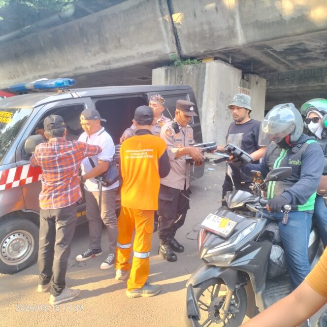 
					Ramadhan Penuh Kepedulian, Polsek Metro Menteng Turun ke Jalan Berbagi Nasi Siap Saji