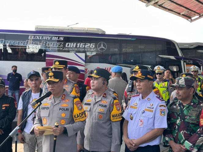 
					Kapolda Metro Jaya Cek Terminal Pulogebang, 6.812 Personel Disiagakan Amankan Lebaran