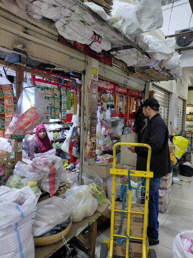 
					Pantau Stok Bahan Pokok Mendekati Hari Raya Idul Fitri dan Hari Besar Keagamaan Satgas Saber Polres Metro Jakarta Pusat Cek Pasar