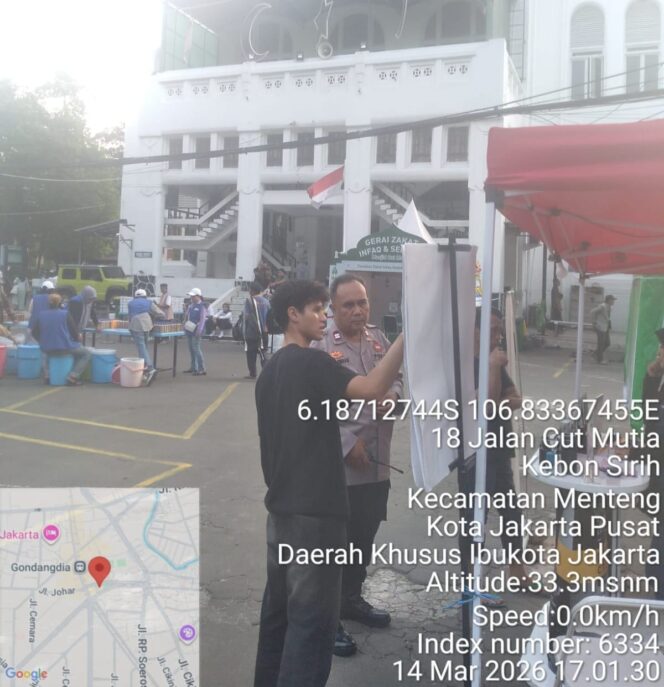 
					Ramadhan di Menteng, Polsek Metro Menteng Kawal Aktivitas Warga Berburu Takjil Di Masjid Cut Mutia