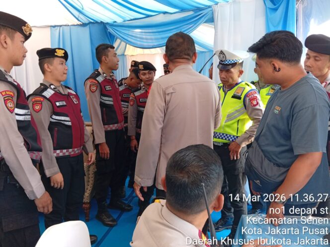 
					Polisi Siaga di Pos Pelayanan Operasi Ketupat Jaya 2026 Stasiun Pasar Senen