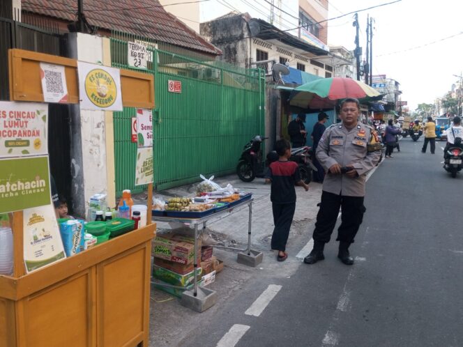 
					Bhabinkamtibmas Monitoring Pasar Tumpah Karang Anyar Jelang Buka Puasa