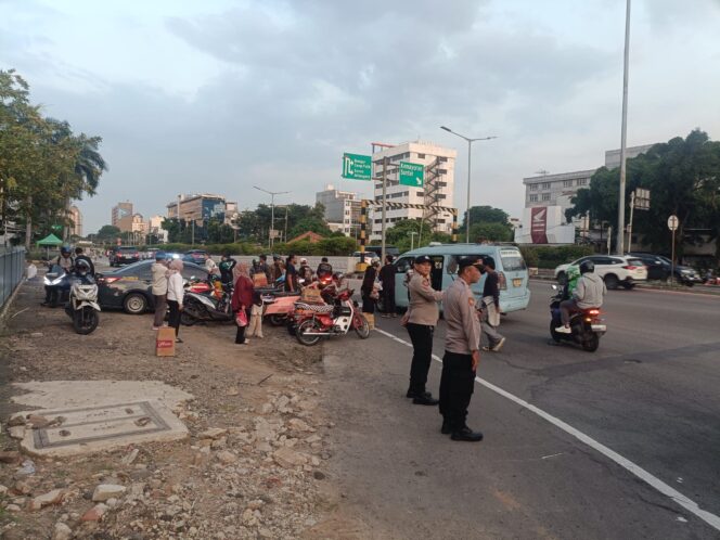 
					Polisi Monitoring Pembagian Takjil Oleh Warga di TL Golden Sawah Besar