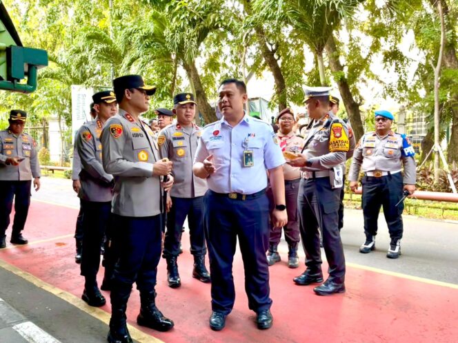 
					Kapolda Metro Jaya Tinjau Kesiapan Arus Mudik di Stasiun Pasar Senen dan Gambir, Didampingi Kapolres Jakpus