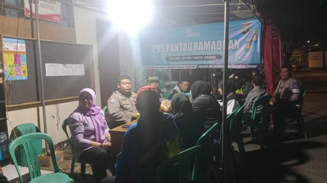 
					Patroli Sahur di Petamburan, Personel Polsek Metro Tanah Abang Antisipasi Gangguan Kamtibmas