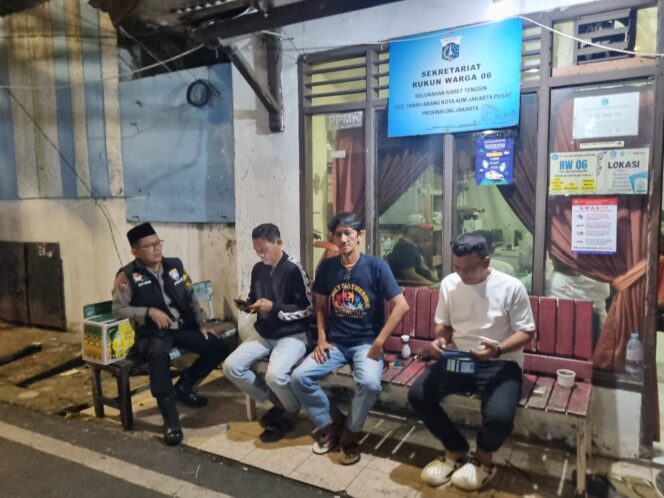 
					Patroli Sahur, Bhabinkamtibmas Karet Tengsin Sambangi Sekretariat RW 06 dan Koordinasi Kamtibmas