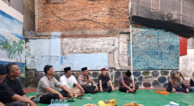 
					Bhabinkamtibmas Karet Tengsin Hadiri Silaturahmi dan Buka Puasa Bersama Warga RW 05, Sampaikan Imbauan Kamtibmas