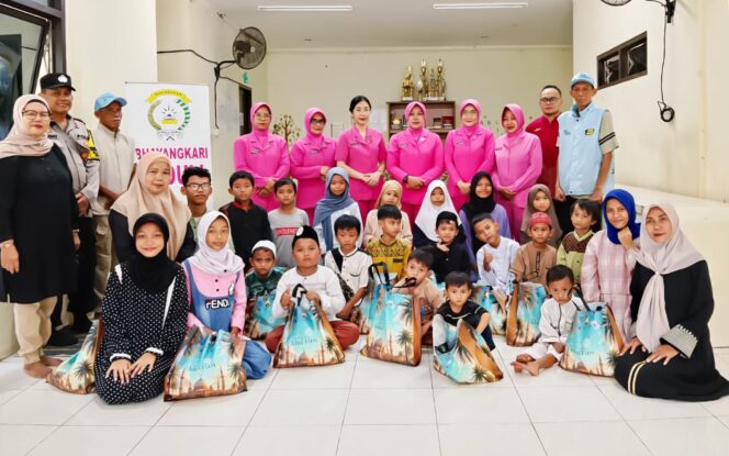 
					Bhayangkari Polsek Metro Menteng Santuni 25 Anak Yatim di Pegangsaan