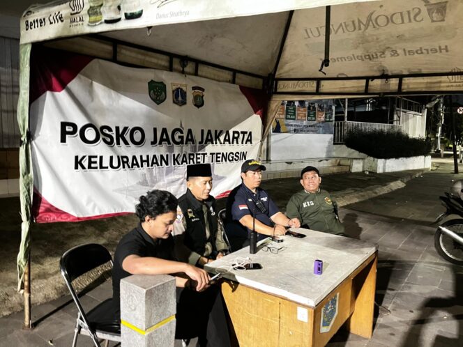 
					Bhabinkamtibmas Karet Tengsin Bersama Warga di Posko Jaga Jakarta Antisipasi Selama Ramadhan