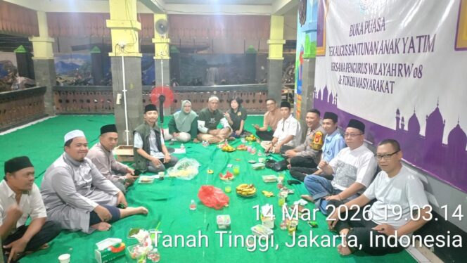 
					Pererat Silaturahmi Ramadhan, Bhabinkamtibmas Tanah Tinggi Buka Puasa Bersama Warga