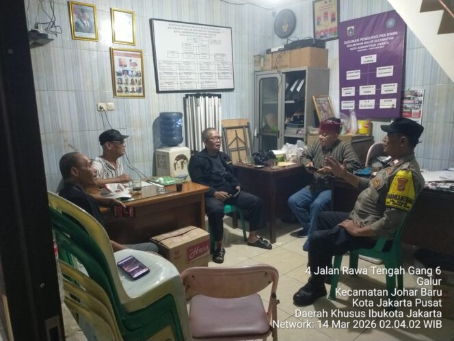 
					Tingkatkan Keamanan Ramadhan, Bhabinkamtibmas Galur Sambangi Pos Pengamanan RW 06