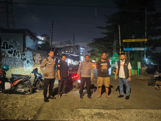 
					Personel Polsek Metro Tanah Abang Laksanakan Patroli Pemantauan di Pintu Rel Kereta Api Antisipasi Gangguan Kamtibmas