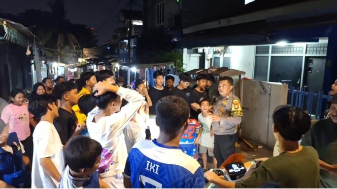
					Ciptakan Situasi Kondusif di Bulan Ramadhan, Bhabinkamtibmas Gelora Himbau Anak-anak Saat Kegiatan Membangunkan Sahur