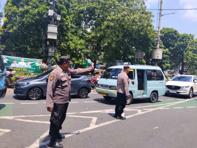 
					Personel Pos Pam Operasi Ketupat Jaya 2026 Laksanakan Pengaturan Lalu Lintas di Putaran Bata Tanah Abang