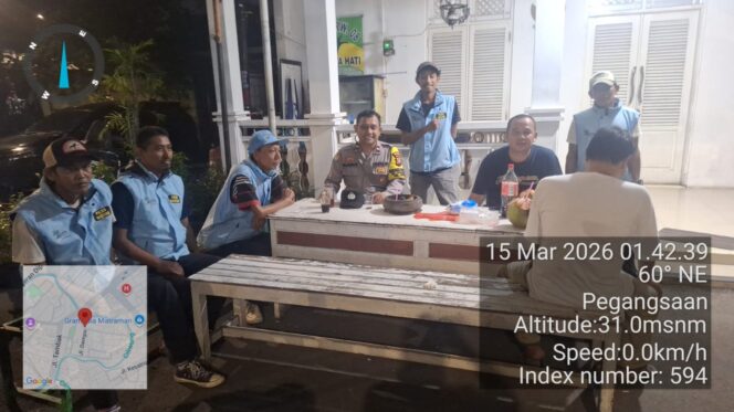 
					Bhabinkamtibmas Sambangi Satkamling Dinihari Jelang Lebaran di Pegangsaan Cegah Guankamtibmas