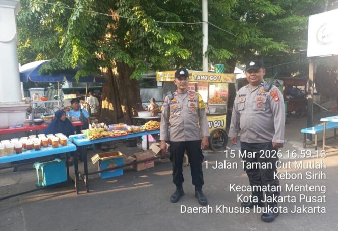 
					Warga Berburu Takjil, Polsek Metro Menteng Hadir Amankan Kawasan Masjid Cut Mutia