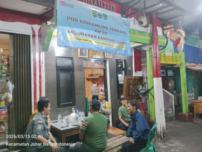 
					Polisi dan Warga Bersinergi Jaga Malam Ramadhan, Poskamling Kampung Rawa Disambangi Bhabinkamtibmas