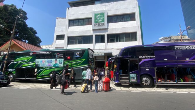 
					PKB Berangkatkan 1.000 Pemudik dari Jakarta Pusat, Gus Muhaimin: Jakarta Sudah Penuh