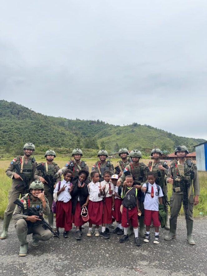 
					Patroli Humanis Satgas Ops Damai Cartenz di Kampung Kabiding, Kehangatan Warga dan Tawa Anak-Anak Warnai Pagi di Oksibil