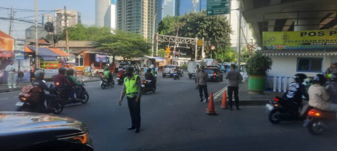 
					Cegah Kepadatan Kendaraan, Personel Pos Pam Karet Bivak Lakukan Pengaturan Arus Lalu Lintas