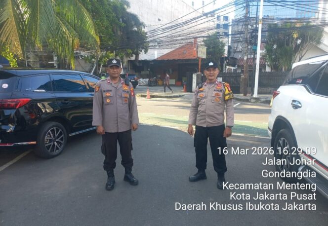 
					Polsek Metro Menteng Jaga Ketertiban Pasar Takjil di Masjid Cut Nyak Dien