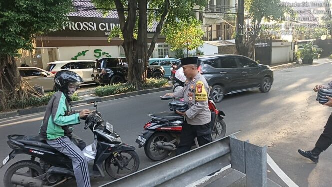 
					Polsek Metro Menteng Bagikan 50 Nasi Siap Saji Jelang Berbuka di Jalan Sutan Syahrir