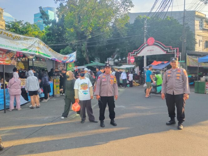 
					Personel Polsek Tanah Abang Amankan Kegiatan Bazar Takjil Ramadhan Hari Ke-26 di Pasar Benhil