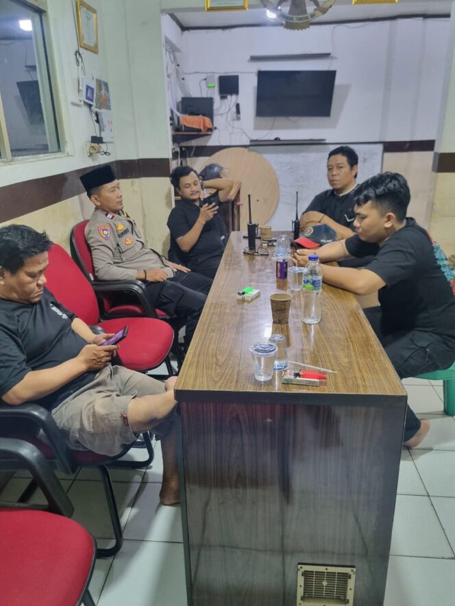 
					Bhabinkamtibmas Karet Tengsin Laksanakan Patroli dan Sambang Pos RW 07 Antisipasi Gangguan Kamtibmas Menjelang Sahur