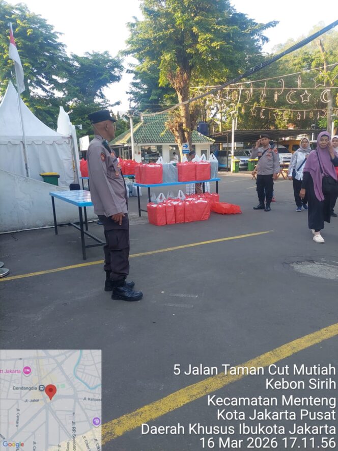 
					Cegah Gangguan Kamtibmas, Polsek Metro Menteng Kawal Warga Berburu Takjil Di Masjid Cut Mutia