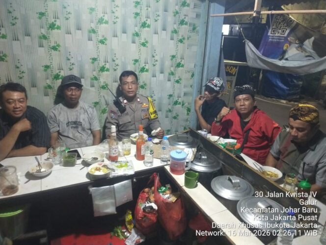 
					Cegah Gangguan Kamtibmas Saat Ramadhan, Bhabinkamtibmas Galur Sambangi Warga Dini Hari
