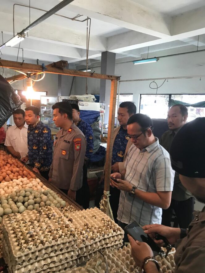 
					Antisipasi Harga Kebutuhan Pokok dan Penimbunan Menjelang Hari Raya Idul Fitri dan Hari Besar Keagamaan Naik Tidak Sesuai HET Satgas Saber Polres Metro Jakarta Pusat Bersama Dinas KPKP turun ke Pasar