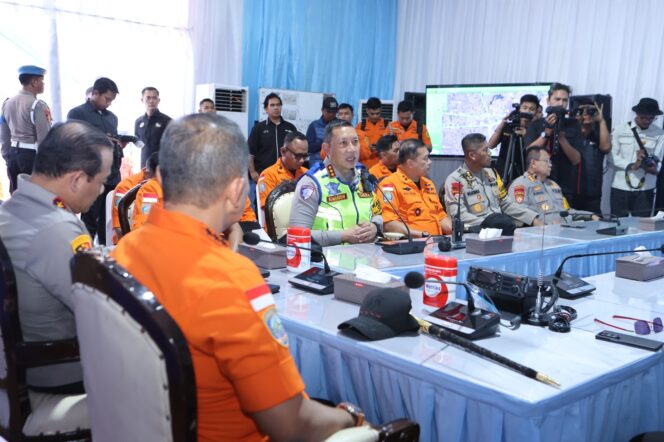 
					Kapolda Metro Jaya Hingga Kepala Basarnas Cek Pos Pelayanan Pengamanan Cikunir, Pastikan Arus Mudik Aman dan Lancar