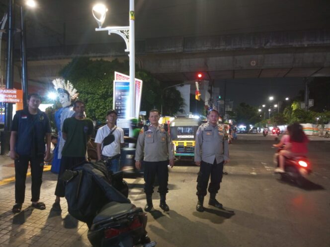 
					Patroli Gabungan Jelang Sahur, Polisi Dan Warga Peduli” Antisipasi Tawuran di Karang Anyar