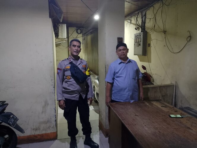 
					Bhabinkamtibmas Kartini Sambang Warga Jelang Buka Puasa, Sampaikan Pesan Kamtibmas Jelang Lebaran