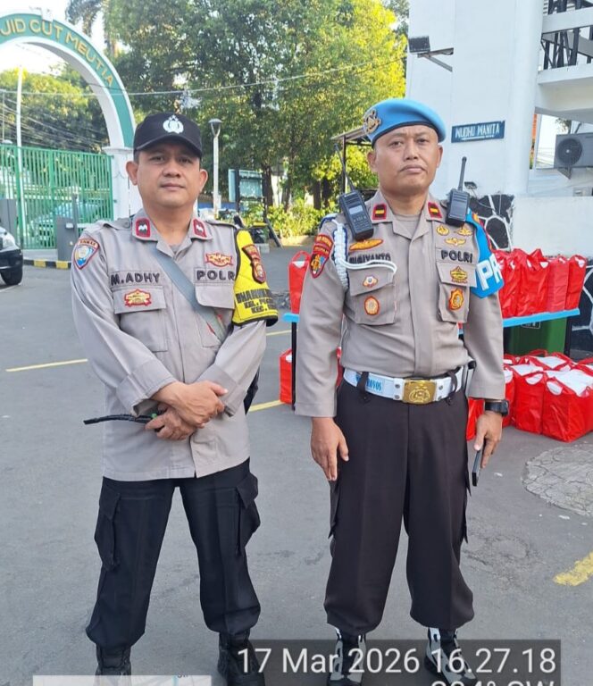 
					Pasar Takjil Ramai, Polsek Metro Menteng Turun Jaga Keamanan di Masjid Cut Mutia