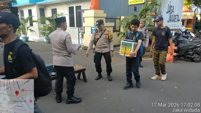 
					Ramadan Penuh Kebersamaan, Polsek Metro Menteng Sapa Warga Sambil Berbagi