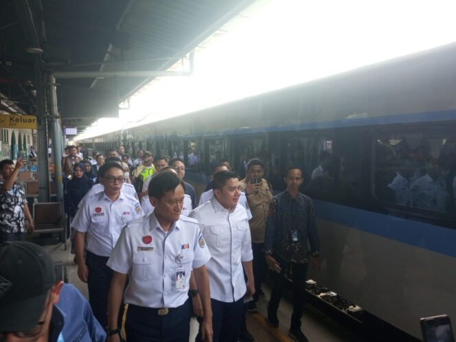 
					Seskab Teddy Indra Wijaya Lepas Keberangkatan KA PSE–Lempuyangan di Stasiun Pasar Senen