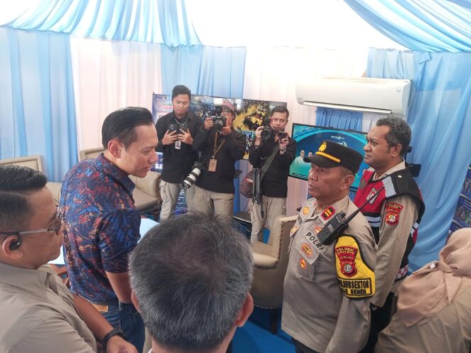 
					Menko Infrastruktur AHY Cek Posko Mudik dan Lepas KA di Stasiun Pasar Senen