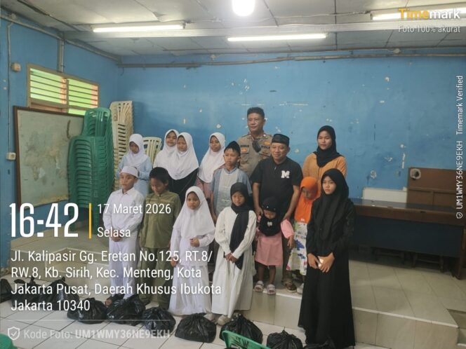 
					Sentuhan Ramadan di Kebon Sirih, Polisi Bagikan Sembako Untuk Warga