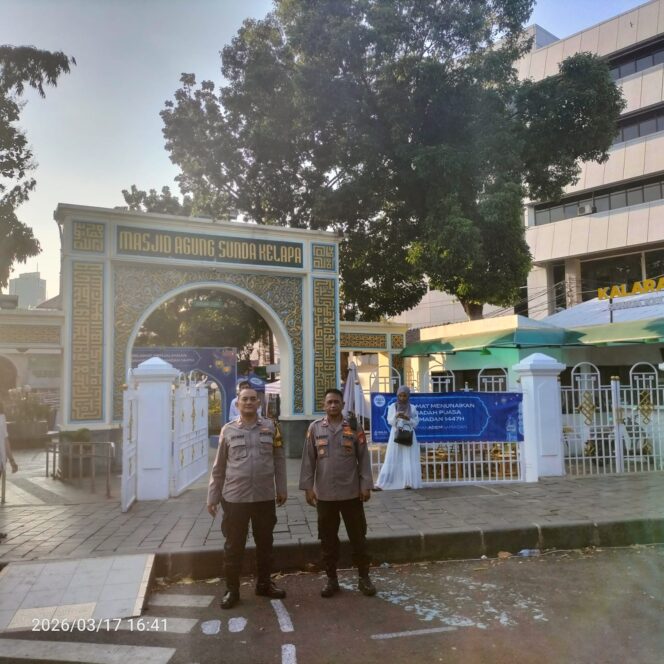 
					Polsek Metro Menteng Hadir di Tengah Keramaian Pasar Takjil Masjid Agung Sunda Kelapa
