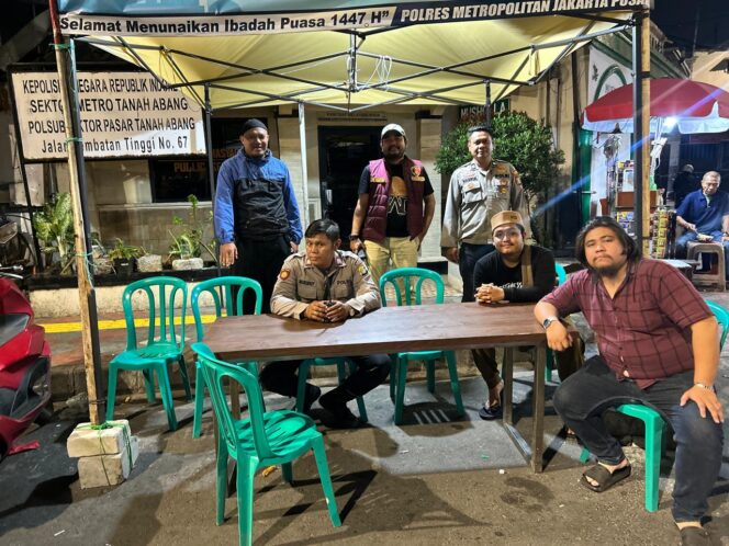 
					Pelayanan Malam Ke-28 Ramadhan, Pos Pantau Polsubsektor Pasar Tanah Abang Berjalan Aman dan Kondusif