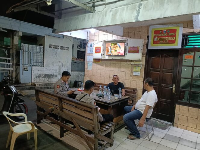 
					Patroli dan Sambang Satkamling Karang Anyar, Polisi dan Warga Diskusi Kamtibmas Jelang Sahur