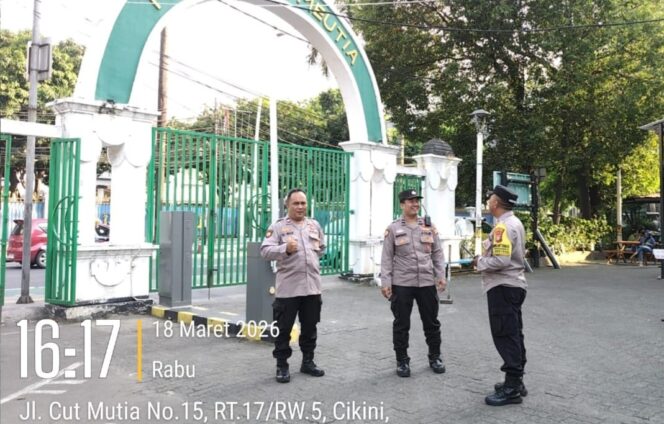 
					Polsek Metro Menteng Turun Langsung Amankan Pasar Takjil Masjid Cut Mutia Saat Ramadhan